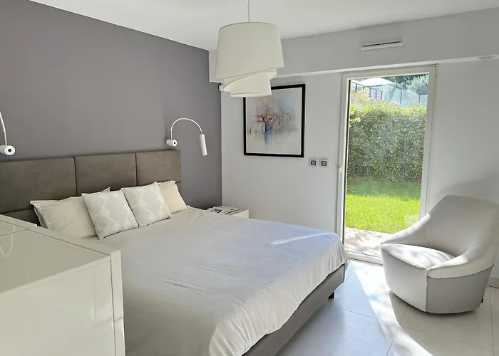 Exclusive - * Saint Tropez